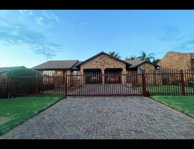 4 BEDROOM HOUSE FOR SALE IN VAN RIEBEECK PARK